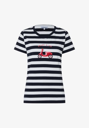 Koszulka z krótkim rękawem w czarno-białe paski z czerwonym nadrukiem skutera i tekstem „Dolce Vita” na środku klatki piersiowej.