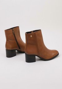 TOP3 Botines bajos - camel