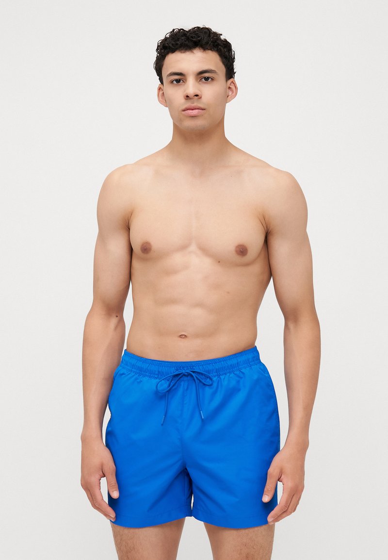 Blauwe zwembroek met een elastische tailleband en drawstring. Lichtgewicht materiaal, rechte snit en een gladde textuur. Geschikt voor wateractiviteiten.