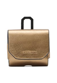 Mała metaliczna, brązowa skórzana torba o fakturze z strukturalnym, czarnym, geometrycznym uchwytem i wytłoczonym logo marki na przedniej klapie.