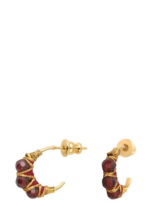 Boucles d'oreilles en spirale en or, enveloppées de fil en or fin et ornées de trois perles facettées rouge foncé sur chaque créole.