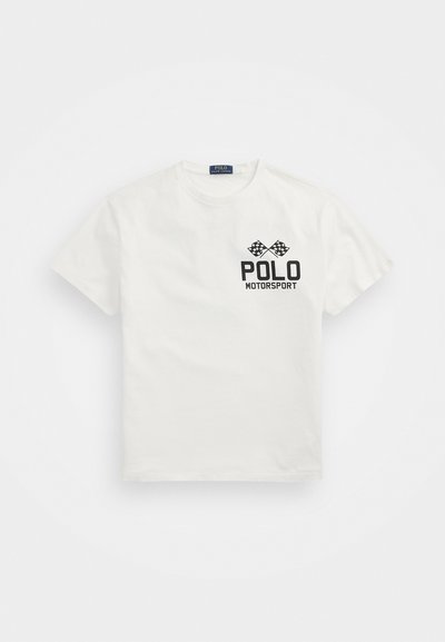 T-shirt en coton blanc avec un col rond, arborant un logo noir "Polo Motorsport" et des drapeaux à damier croisés sur le côté gauche de la poitrine.