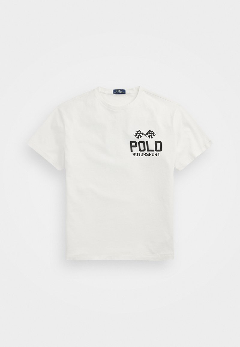 T-shirt en coton blanc avec un col rond, arborant un logo noir "Polo Motorsport" et des drapeaux à damier croisés sur le côté gauche de la poitrine.