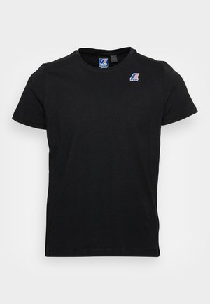 T-shirt noir à manches courtes avec col rond, petit patch logo K-Way sur la poitrine gauche et étiquette de taille à l'intérieur du col.