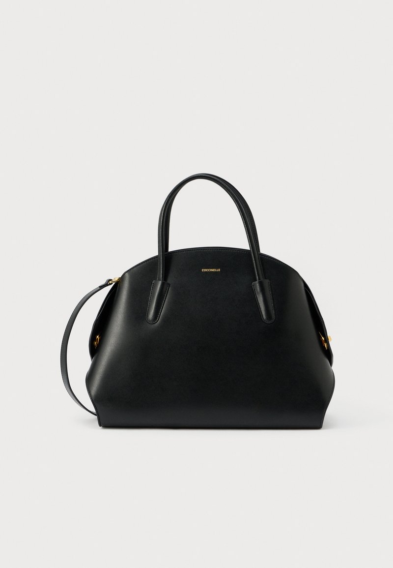 Zwarte leren handtas met twee handgrepen en afneembare schouderriem, gebogen bovenkant en klein gouden merkembleem aan de voorzijde in het midden.