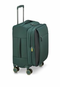 Groene koffer van gestructureerde stof, met twee ritscompartimenten, een uitschuifbare handgreep en vier wielen met gele accenten voor mobiliteit.