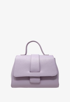 Fioletowa skórzana torba na ramię o usztywnionym kształcie, z górnym uchwytem i zapięciem na klapę z przodu. Teksturowana powierzchnia z widocznymi detalami przeszyć.