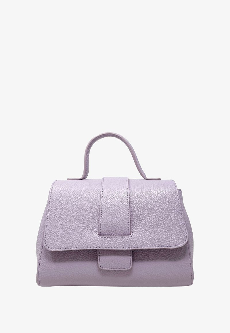 Fioletowa skórzana torba na ramię o usztywnionym kształcie, z górnym uchwytem i zapięciem na klapę z przodu. Teksturowana powierzchnia z widocznymi detalami przeszyć.