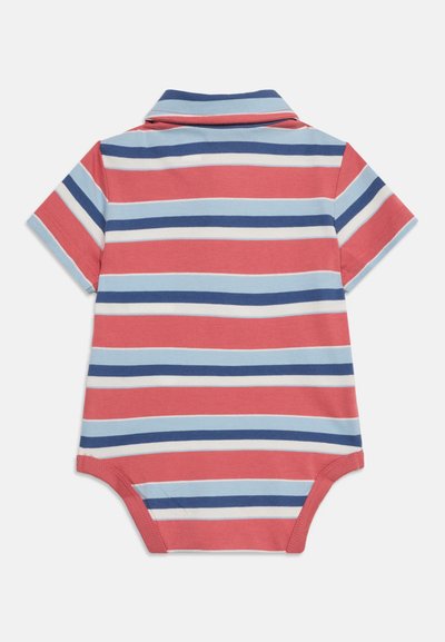 Barboteuse bébé à manches courtes avec col, présentant des rayures horizontales en corail, bleu clair, bleu marine et blanc.