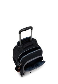 Schwarzer Rucksack mit Rädern, dualen Reißverschlusstaschen, ausziehbarem Aluminiumgriff, blauer Innenauskleidung und einem pelzigen Schlüsselanhänger.