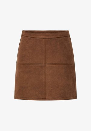 Mini-jupe en daim marron avec une ceinture ajustée, un design simple sans fermetures visibles, et des détails discrets de coutures en panneaux.