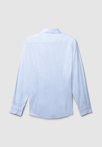 Helles blaues Langarmhemd aus strukturiertem Stoff. Verfügt über einen klassischen Kragen, Knopfmanschetten und ein dezentes Muster auf der Rückseite.