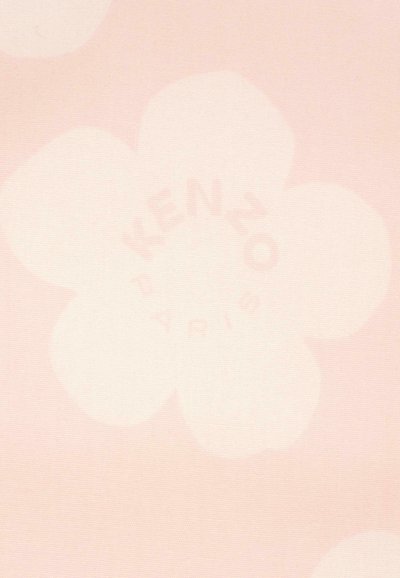 Roze stof van Kenzo met grote, subtiele witte bloempatronen. De merknaam "KENZO PARIS" is in het midden van de bloem gedrukt.