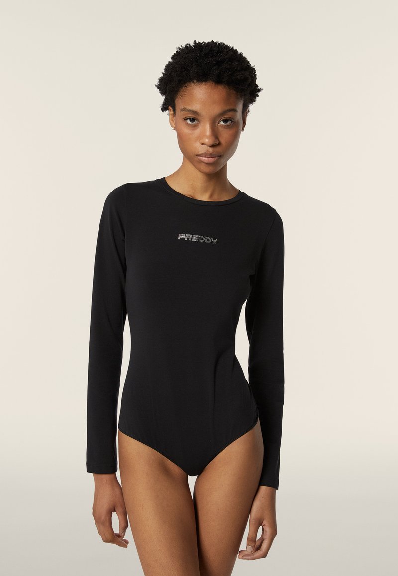 Musta pitkähiha bodysuit, jossa on pyöreä kaula-aukko, istuva malli ja "FREDDY"-logo hillityllä koristelulla rinnan kohdalla.