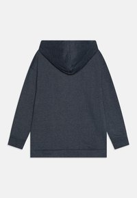 Kapuzensweatshirt in Dunkelgrau. Weicher, einheitlicher Stoff, lange Ärmel und entspannte Passform mit robuster Nahtverarbeitung. Die Kapuze ist schlicht, ohne zusätzliche Merkmale.