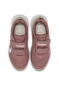 Rosa Mesh-Sneaker mit Klettverschlüssen, kontrastierenden weißen Akzenten, runden Zehen und strukturierten Sohlen. Markenname "hummel" auf den Riemen angezeigt.