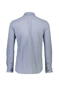 Camicia azzurro chiaro a maniche lunghe con colletto button-down, piega sul retro e polsini a due bottoni; texture liscia e motivo a trama sottile.
