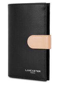 Portafoglio in pelle nera con una chiusura marrone. Presenta bordi cuciti e il logo "LANCASTER PARIS" in bianco in basso.