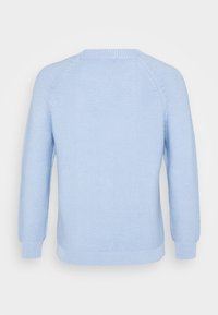 Ljusblå stickad tröja med rund hals, långa raglanärmar och ribbade mudd och nederkant. Har en textured yta och enkel design.