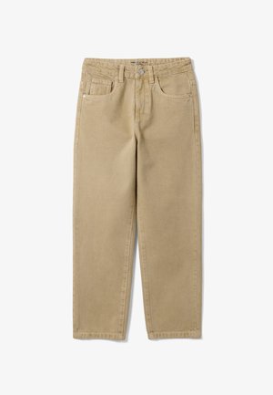 Vaqueros beige de corte recto con trabillas para cinturón, cierre de botón y cremallera, y diseño de cinco bolsillos, colocados planos sobre un fondo blanco.