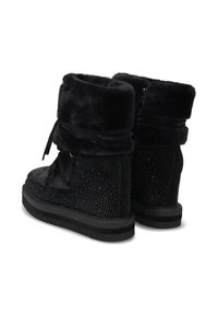 Czarne botki za kostkę z futrzanym wykończeniem mają fakturowaną powierzchnię z metalowymi ćwiekami, wywinięty mankiet oraz grubą, czarną gumową podeszwę.