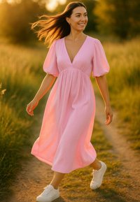 Roze jurk met pofmouwen en V-hals, met een vloeiende rok, gemaakt van een gestructureerde stof. Draag met witte sneakers, op een grasrijke wandelpad in de buitenlucht.