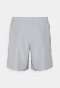 Bañadores de color gris claro con cintura elástica y bolsillos laterales. La tela parece suave y ligera, adecuada para actividades acuáticas.