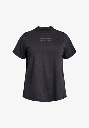 Mustmustest mustsärgil on lühikesed varrukad, ümar kaelus ja tekst "OIDMA OMA JUURI" kontrastse disainiga ees.