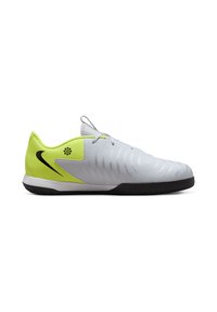 Zapatilla deportiva de color gris claro con un acabado texturizado, detalles en verde lima, logo negro y suela de goma diseñada para ofrecer tracción.