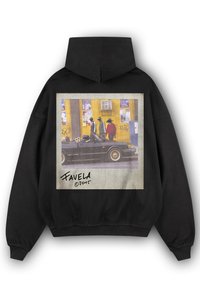 Schwarzer Hoodie mit rechteckigem Grafikdruck, der Figuren in einem Cabrio zeigt, vor einer gelben Wand. Signiert mit "Favela 2015."