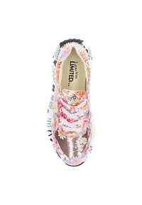 Sneaker multicolore con stampa floreale, dettagli in rosa oro lucido, lacci bianchi e suola testurizzata con motivi in bianco e nero.