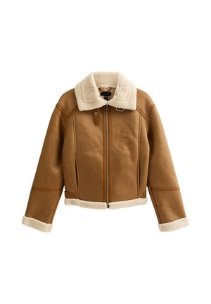 Chaqueta de borrego marrón con un suave cuello de forro polar, cierre de cremallera y un dobladillo y puños de forro polar en contraste. Diseño limpio y estructurado.