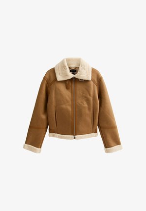 Chaqueta de borrego marrón con un suave cuello de forro polar, cierre de cremallera y un dobladillo y puños de forro polar en contraste. Diseño limpio y estructurado.