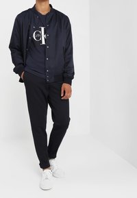 Calvin Klein Jeans Triko s potiskem - dark blue