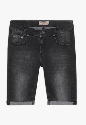 Sorte denimshorts med en let falmet finish, optrukne kanter og forlommer. Har et syet logo på taljebåndet.
