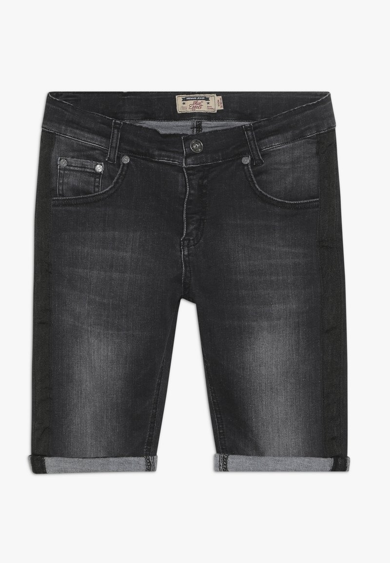 Shorts en denim noir avec une finition légèrement délavée, ourlets retroussés et poches avant. Présente un logo brodé sur la ceinture.