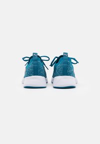 Zapatillas deportivas en color aqua con parte superior de tejido texturizado, entresuela blanca y suela aqua. Presentan un tirador en la parte posterior y un detalle del logo en rosa contrastante.