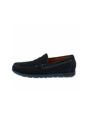 Mocassin penny en daim noir avec coutures blanches contrastantes et semelle en caoutchouc bleue, vu de côté sur un fond blanc.