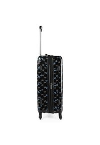 Maleta negra con ruedas, de textura suave y brillante, con un patrón en azul y blanco, asa vertical y cuatro ruedas multidireccionales.