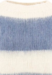 Grober Strickpullover mit breiten horizontalen Streifen in Blau und Weiß und Rundhalsausschnitt.