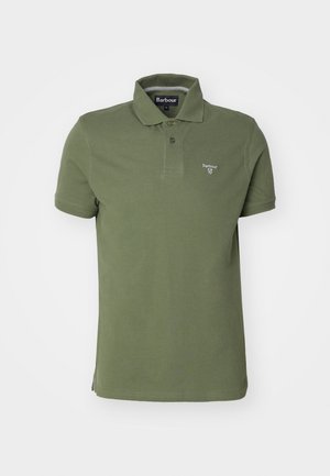 Olíva zöld pólóing, amely pamutból készült, galléros nyakkal, két gombos felsőrésszel és egy kis hímezett logóval a mellrészen.