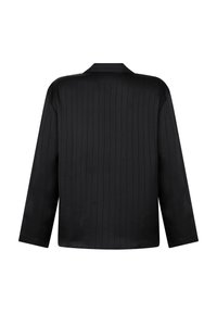 Zwarte lange mouwen shirt met een gladde, satijnen textuur en verticale streepjes en een klassieke kraag. Eenvoudig, minimalistisch ontwerp.