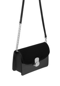 Czarna torebka na ramię z gładką skórzaną powierzchnią, zamszowym klapą i zapięciem z srebrnym okuciem. Posiada łańcuszek oraz skórzany pasek na ramię.