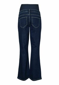 Tumši zili džinsi ar platām kājām, kas piedāvā plašu jostasvietu, divas aizmugurējās kabatas un pamanāmus dūriena detaļas uz šuvēm un kabatām.