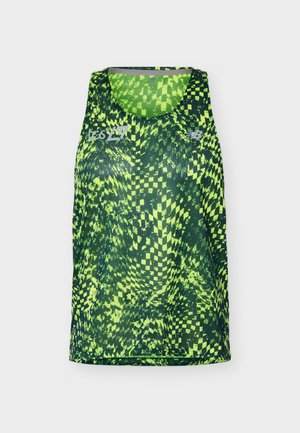Camiseta deportiva sin mangas en verde neón y negro con patrón ajedrezado abstracto y logo de New Balance en el frente.