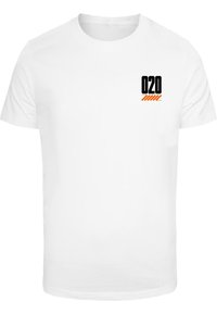 Tricou alb din bumbac, cu un grafic negru și portocaliu cu textul "020" pe partea stângă a pieptului. Design cu mâneci scurte și gât rotund.