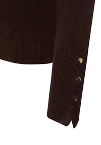 Brązowy sweter w prążki z złotymi guzikami na mankietach i bocznym rozcięciem u dołu. Gładka tekstura.