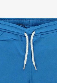 Heldere blauwe shorts met een elastische tailleband, voorzien van een witte trekkoord en twee zijzakken. Glad materiaal met een casual ontwerp.