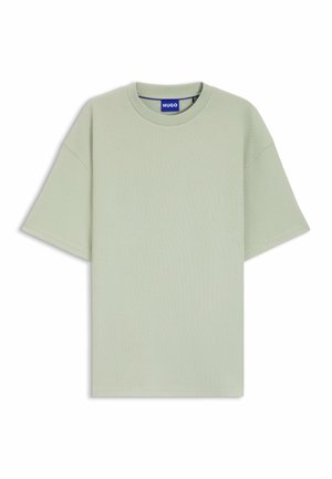 Hellgrünes, geripptes T-Shirt mit kurzen Ärmeln und Rundhalsausschnitt sowie Hugo Markenetikett im Kragen.