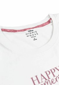 Weißes Baumwoll-T-Shirt mit rundem Halsauschnitt, pinkem Innenetikett mit "Minnie Mouse" und bedrucktem Text "HAPPY Moments" in kastanienbraun.